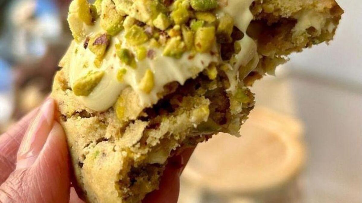 Una de las cremosas galletas con sabor a pistacho de Pastelería Gaumet