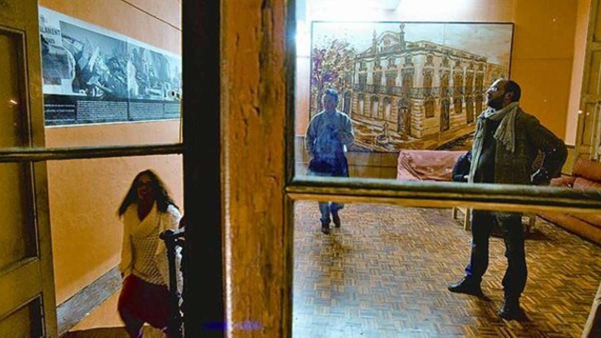 Más que un edificio 8 Interior de la Flor de Maig, en el Poblenou, con un cuadro de su fachada, al fondo.