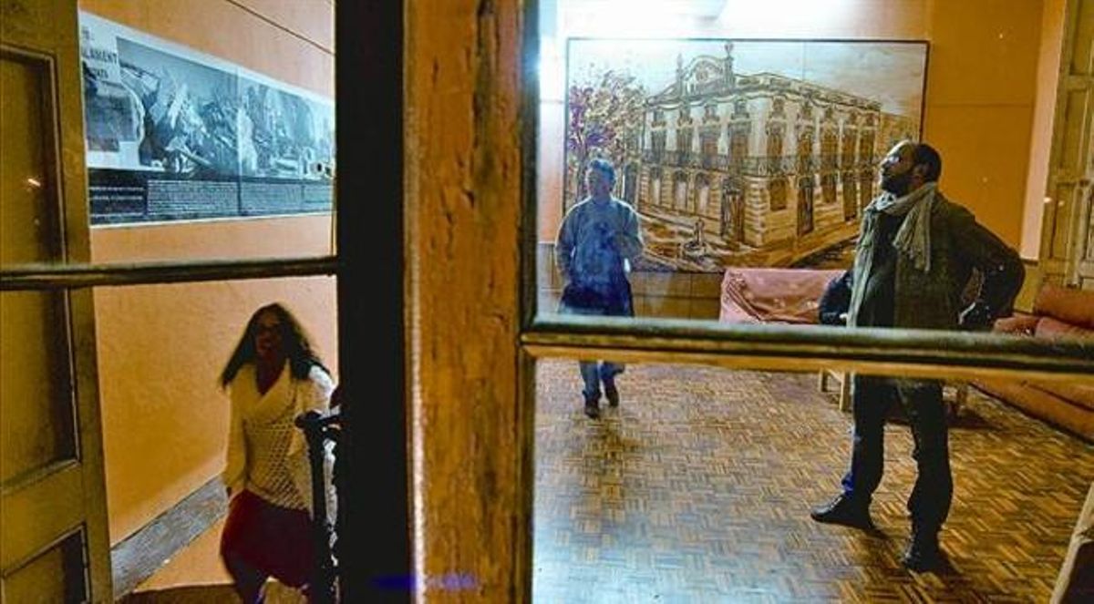 Més que un edifici 8 Interior de la Flor de Maig, al Poblenou, amb un quadro de la seva façana, al fons. Més que un edifici 8 Interior de la Flor de Maig, al Poblenou, amb un quadro de la seva façana, al fons.