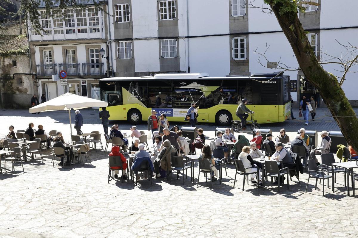 Un autobús urbano circula por la Rúa de San Pedro a la altura de la Praza 8 de Marzo, en la zona histórica de Santiago