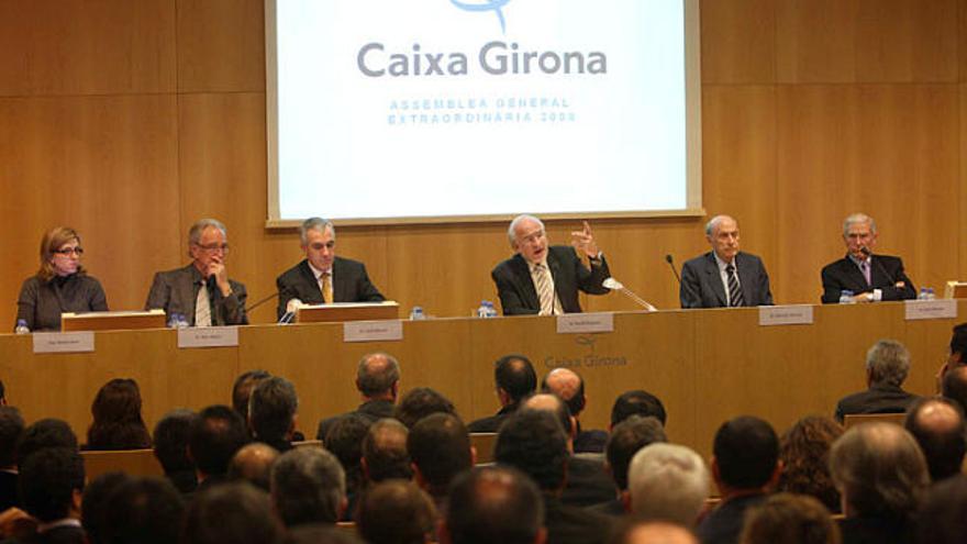 El president de Caixa Girona, Arcadi Calzada (centre), en un moment de la seva intervenció en l&#039;assemblea