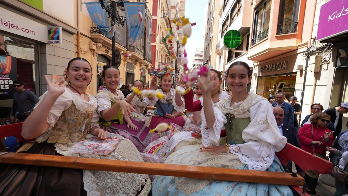 Homenaje de los niños de Castelló a la Lledonera con el Pregonet, en una edición anterior.