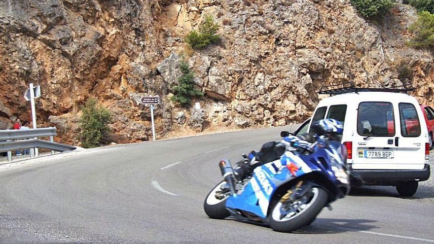 Un motorista circula por la carretera Ma-10, que recorre toda la Serra de Tramuntana.