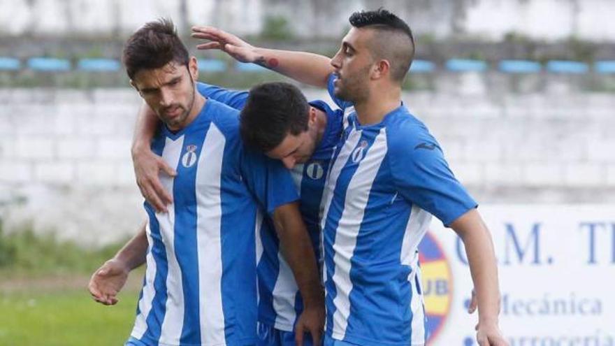 Jorge Rodríguez, Jorge Sáez y Cristian celebran un gol ante el Lugones.