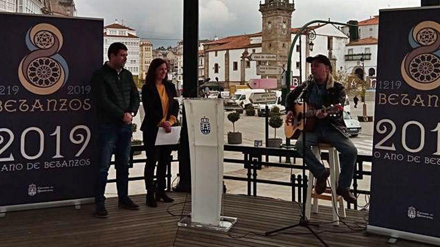 Carlos Bau, a la dcha., ayer, en la presentación del tema junto a la alcaldesa y el primer teniente de alcalde.