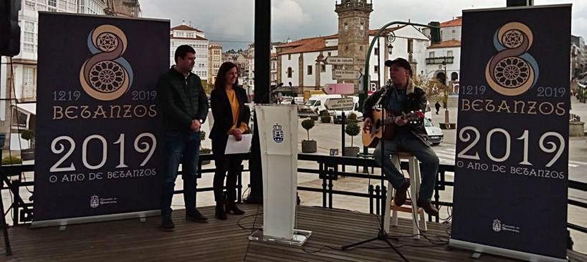 Carlos Bau, a la dcha., ayer, en la presentación del tema junto a la alcaldesa y el primer teniente de alcalde.