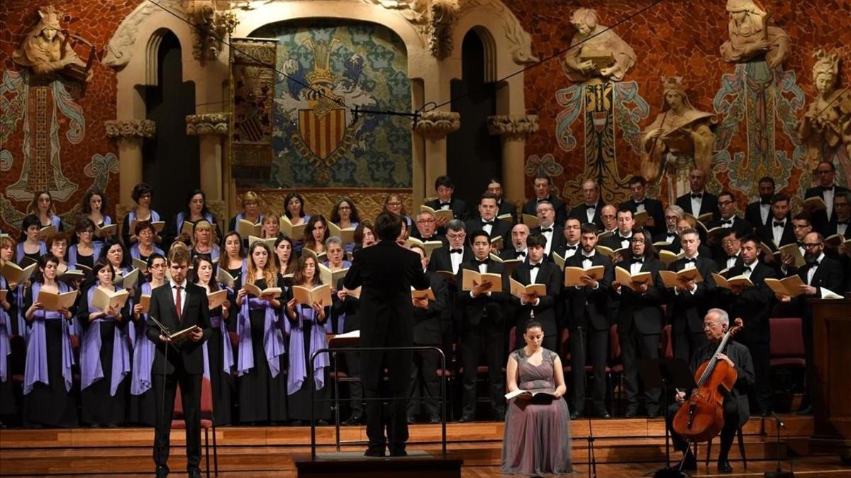 Simon Halsey, dirigiendo el Orfeó Català, en el Palau de la Música.