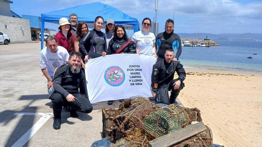 Voluntarios retiran más 600 kilos de residuos de los fondos marinos en la playa de Pescadoira y en la Illa de Ons