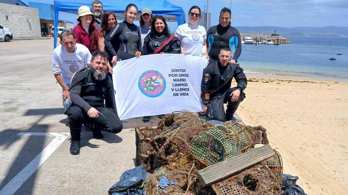 Voluntarios participantes en la limpieza junto a los residuos retirados esta mañana en Bueu.