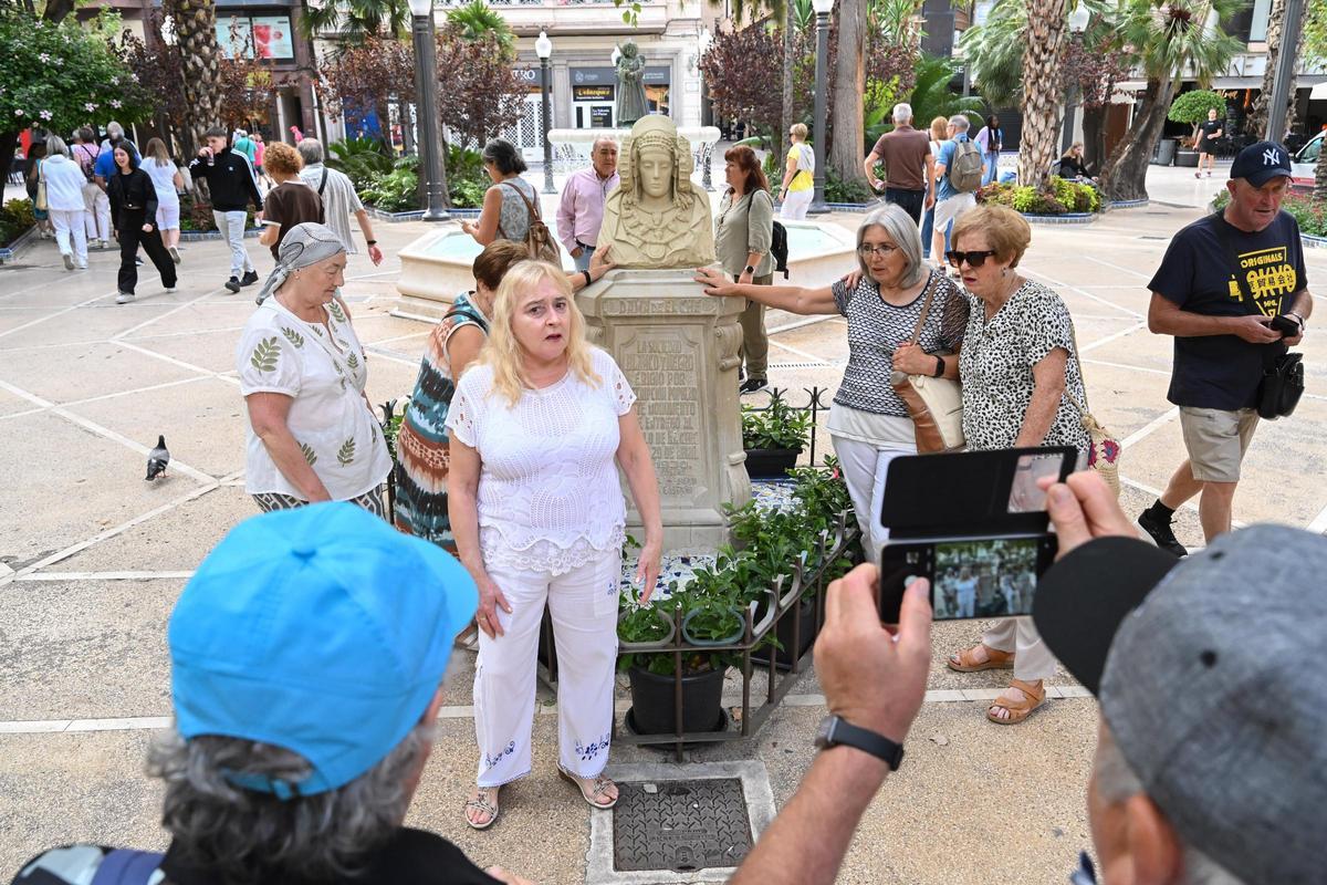 Turistas en la Glorieta de Elche