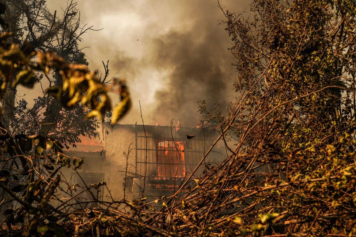 Dos grandes incencios cerca de Atenas obligan a evacuar a miles de personas