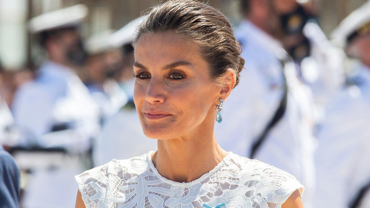 VESTIDO SFERA LETIZIA | Letizia luce un vestido semitrasnparente de Sfera  que arrasa en ventas por su precio