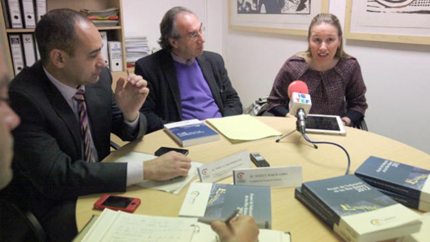 Josep Antoni Cifre, Martí March y Gemma Tur, ayer en las oficinas de Caixa de Estalvis de Pollença.