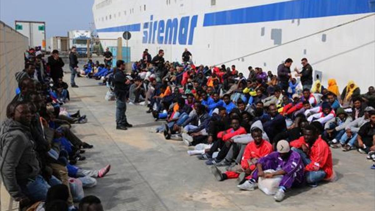 LAMPEDUSA. En los últimos 27 años, han llegado a la isla italiana 250.000 inmigrantes.