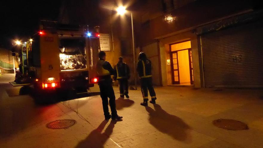 Los bomberos, ante el edificio en Pola de Siero.