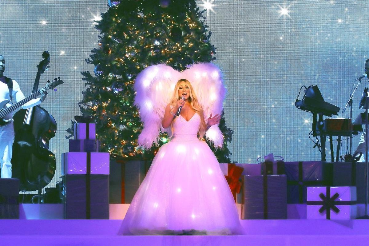 GRAF8887. MADRID, 17/12/2018.- La cantante estadounidense Mariah Carey durante el concierto que ofrece esta noche en el Palacio de los Deportes de la Comunidad de Madrid, dentro de su gira de Villancicos. EFE/BysAgency/Òscar Lafox ***SOLO USO EDITORIAL*** GRAF8887. MADRID, 17/12/2018.- La cantante estadounidense Mariah Carey durante el concierto que ofrece esta noche en el Palacio de los Deportes de la Comunidad de Madrid, dentro de su gira de Villancicos. EFE/BysAgency/Òscar Lafox ***SOLO USO EDITORIAL***