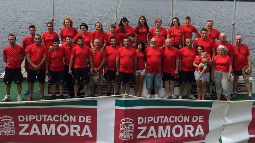 Los colaboradores de la organización posan para las cámaras ayer.