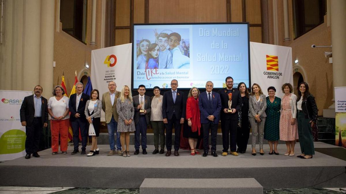 Los premiados por Asapme, junto a representantes institucionales, este lunes.