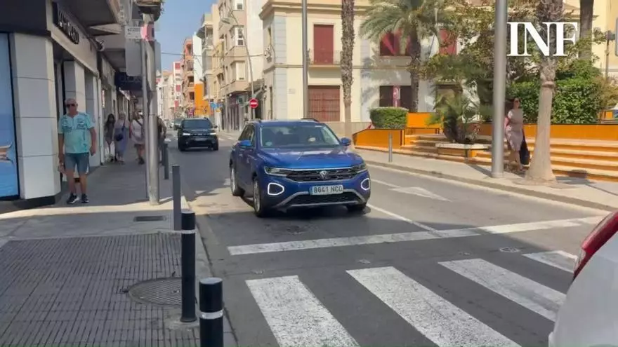 Aspecto de la calle Ramón Gallud en Torrevieja con los dos carriles habilitados al tráfico y el estacionamiento prohibido en horario comercial