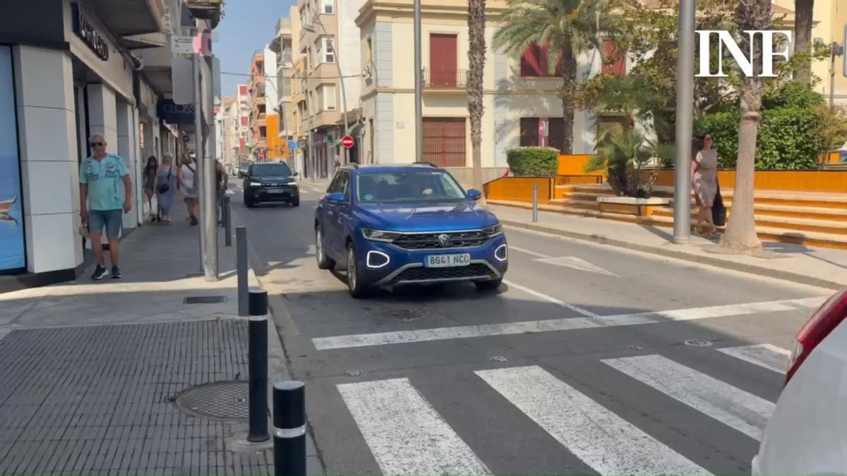 Aspecto de la calle Ramón Gallud en Torrevieja con los dos carriles habilitados al tráfico y el estacionamiento prohibido en horario comercial