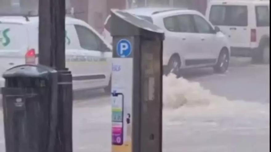 Así diluvia en Calp: la avenida Gabriel Miró es un río