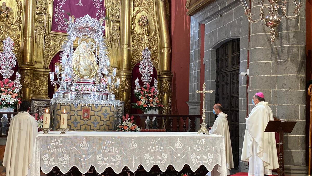 El nuevo obispo, José Mazuelos, visita Teror