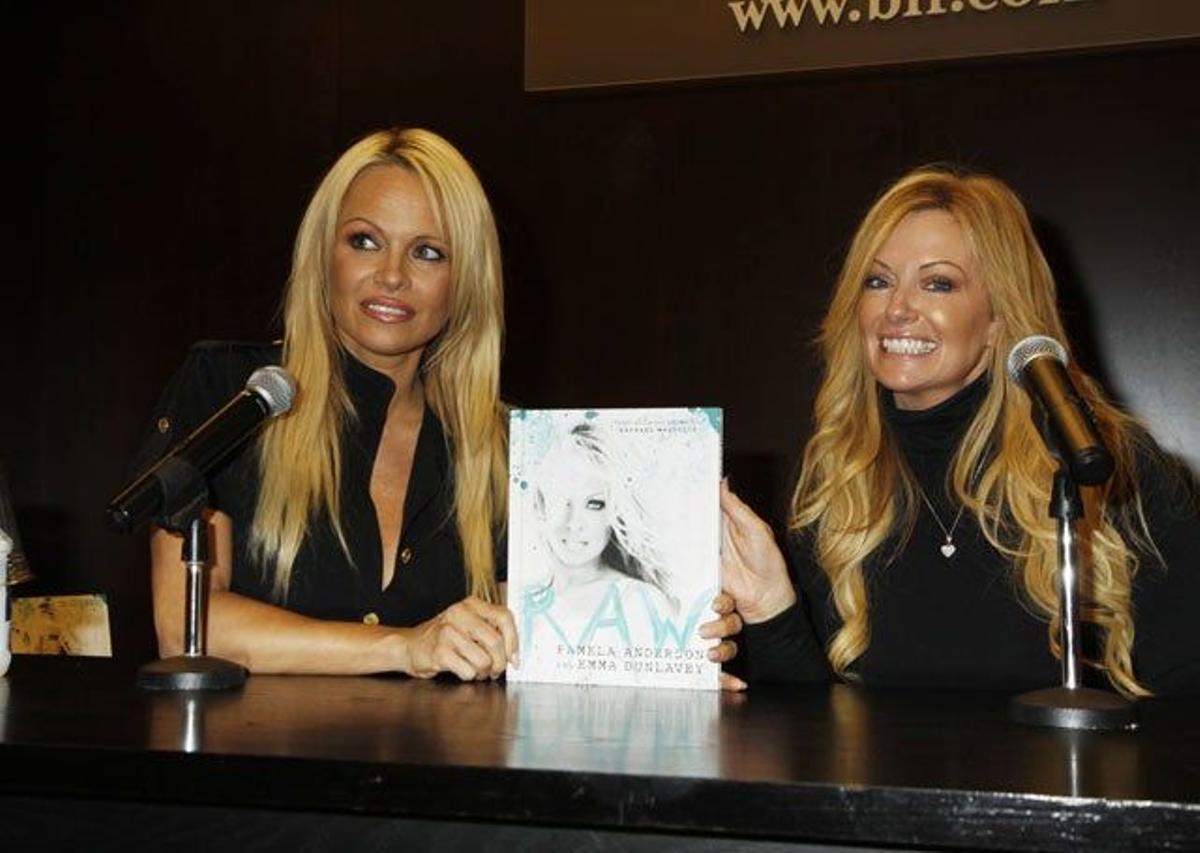 Pamela Anderson y la fotógrafa Emma Dunlavey, en la presentación de su libro Raw.