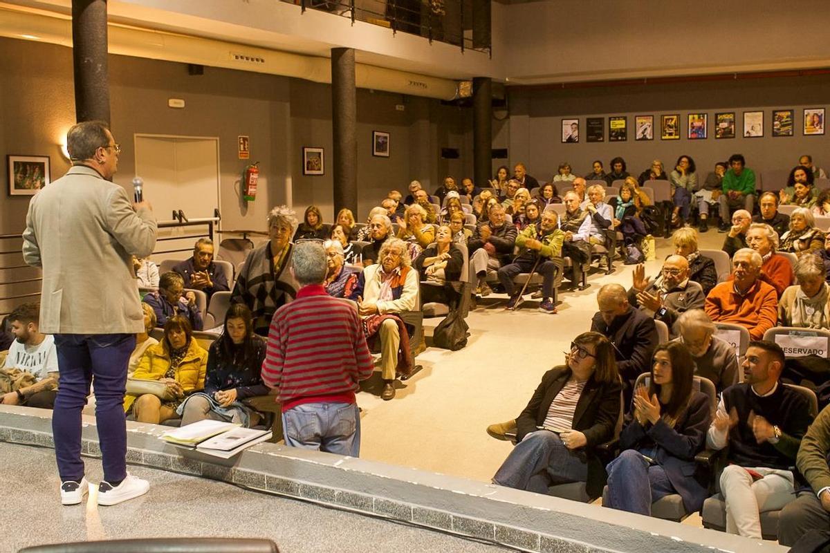 El alcalde de Aigües se dirige a los asistentes