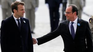 François Hollande y  Emmanuel Macron  durante una ceremonia por el Día de la Victoria.