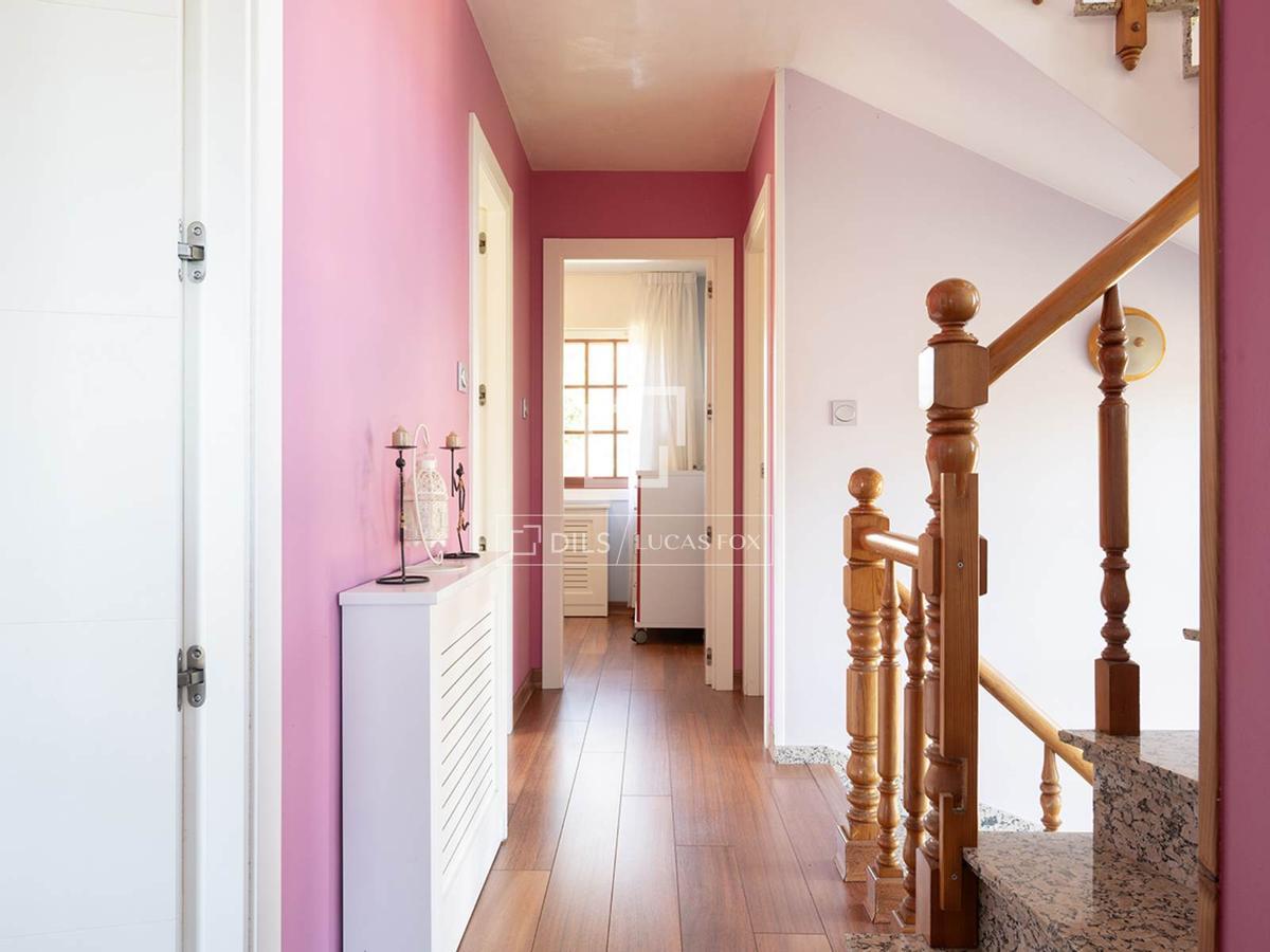 Así es el chalé a la venta que se situá a unos metros de una de las calas más hermosas de Cangas