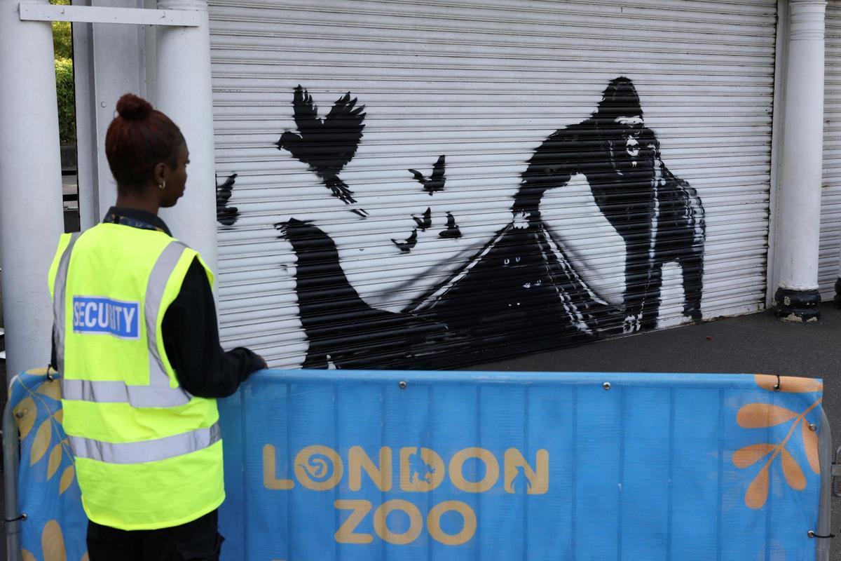 Un gorila, el noveno animal protagonista de la serie Zoo de Londres de Banksy