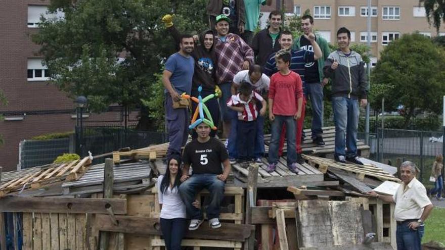 Vecinos de Contrueces preparando la hoguera.