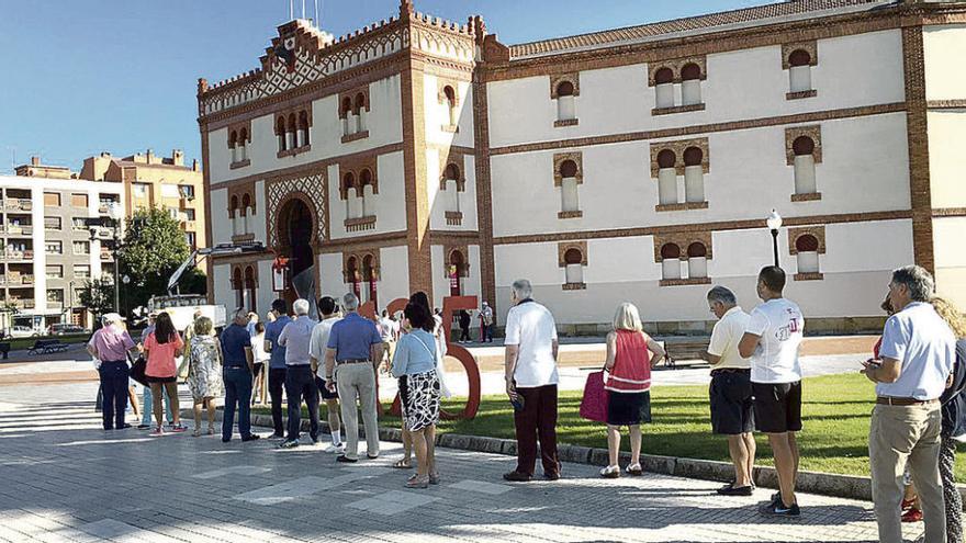 Colas en El Bibio el primer día de venta de entradas sueltas