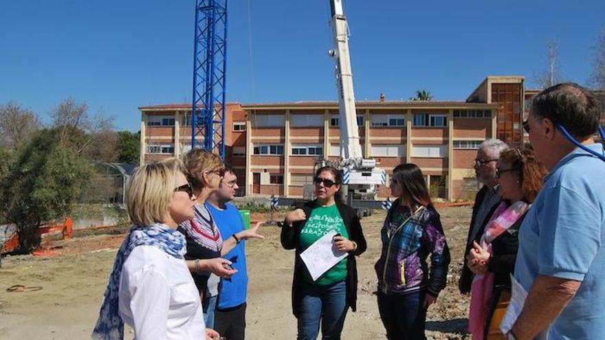 Los afectados por el tanatorio y el crematorio en la parcela donde se está construyendo.