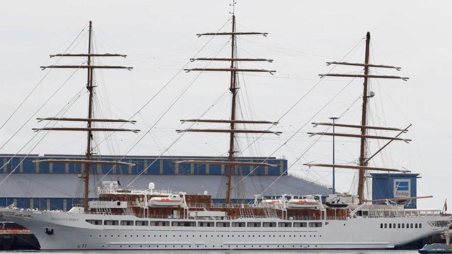 El «Sea Cloud Spirit», ayer, atracado en el muelle Moliner del puerto de El Musel. | Marcos León