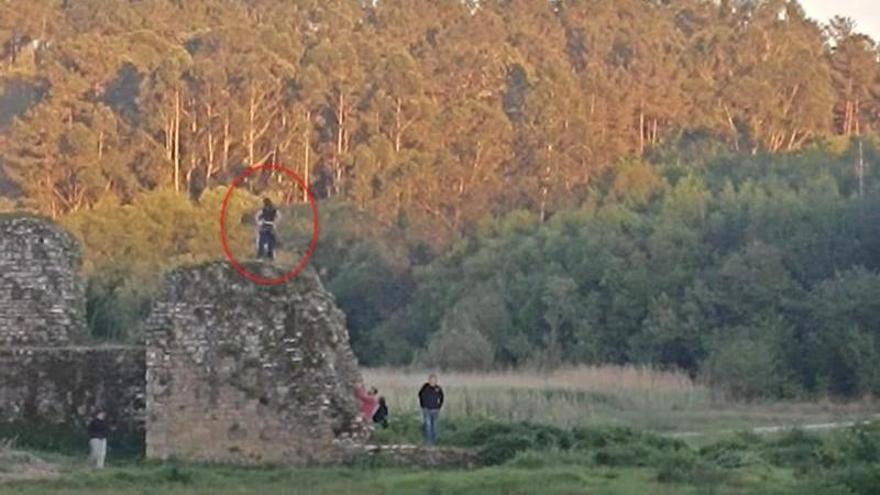 Personas subidas en las Torres de Oeste: El Concello de Catoira pide respeto