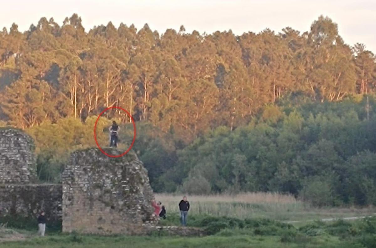 Una persona subida en las Torres de Oeste de Catoira.