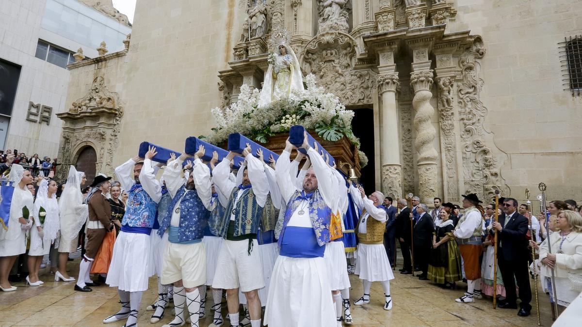 La Virgen de la Alegría a su salida de la basílica de Santa María