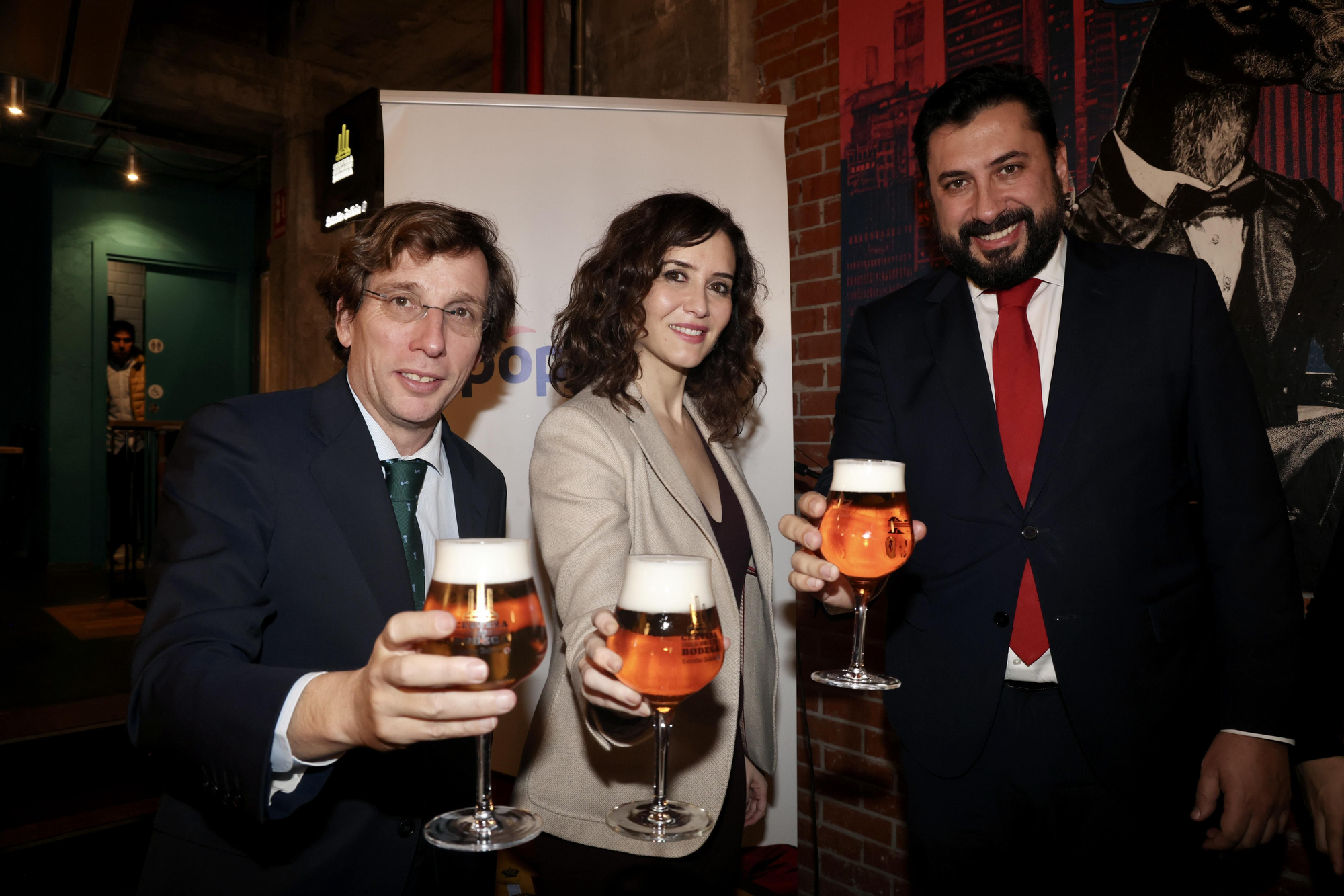 Ayuso y Almeida en cena navidad PP San Blas Canillejas