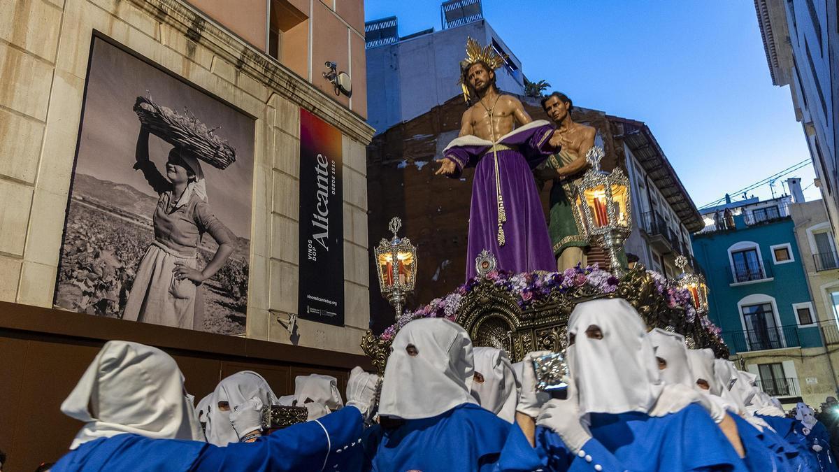 La Hermandad Agustina de Nuestro Padre Jesús Despojado recorre las calles de Alicante