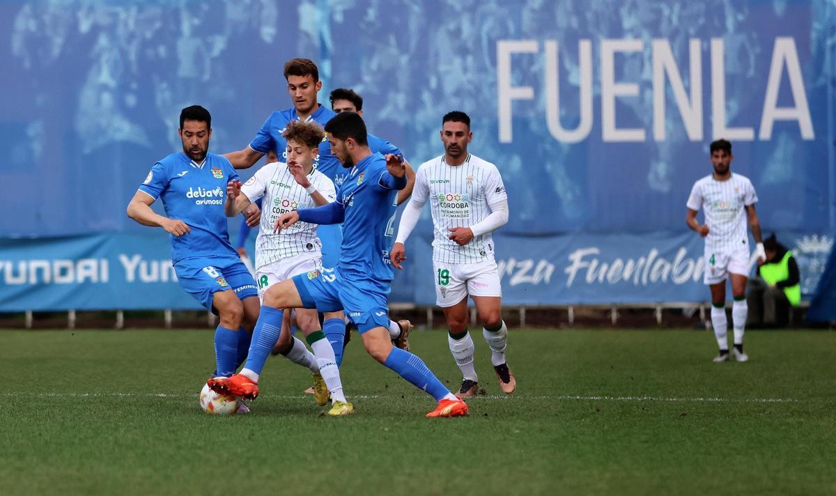 Simo, rodeado de contrarios en el Fuenlabrada-Córdoba CF.