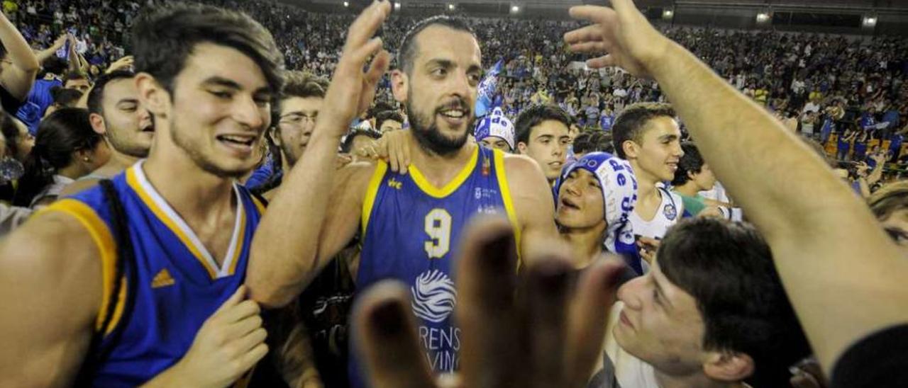 El cobista Salva Arco recibe la felicitación de los aficionados tras el ascenso logrado en el Paco Paz el pasado mes de junio. // B.Lorenzo