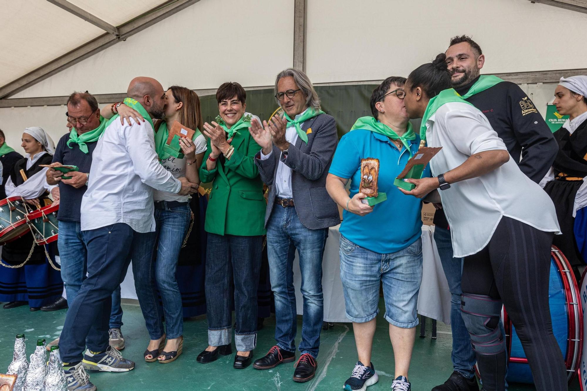 EN IMÁGENES: El buen tiempo y el oviedismo maridan una preba de la sidra multitudinaria en Gascona