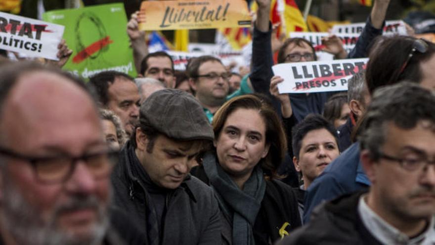 El partido de Colau rompe el pacto con el PSC en Barcelona en plena precampaña del 21-D