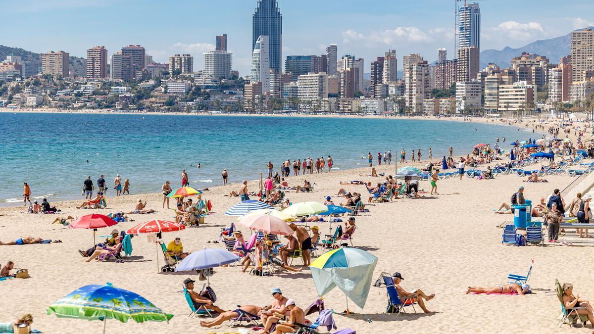 Turistas en una playa de Benidorm