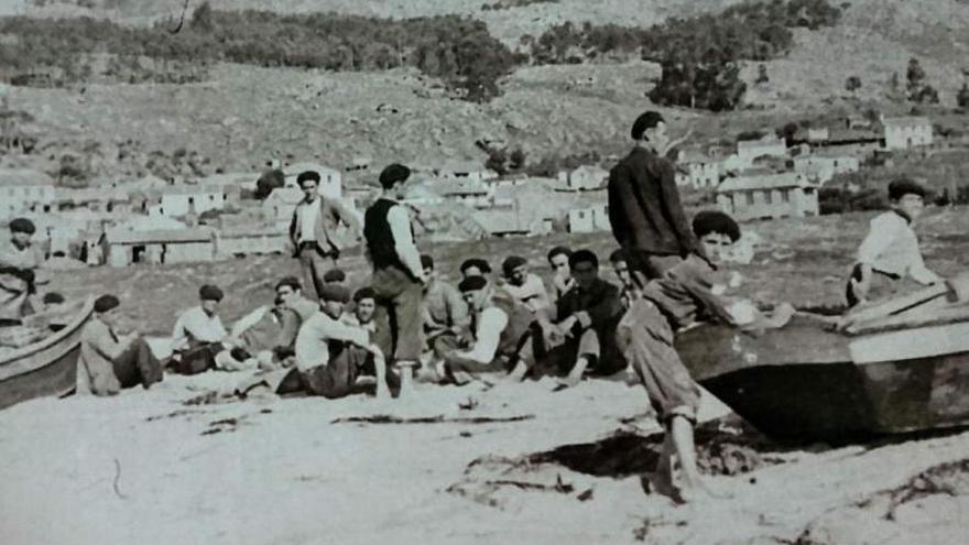 Mariñeiros na praia de Vilariño, 1941. |   // GALICIA:O OFICIO DE VIVIR