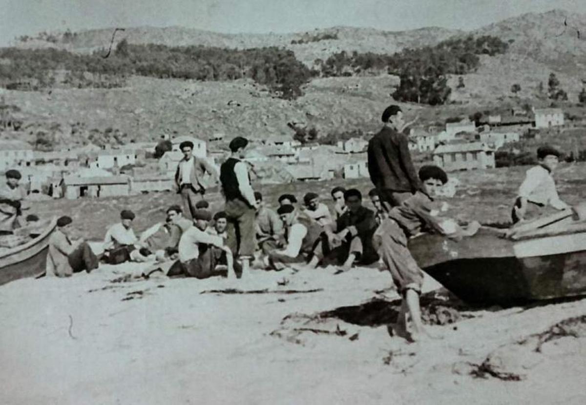 Mariñeiros na praia de Vilariño, 1941. |   // GALICIA:O OFICIO DE VIVIR