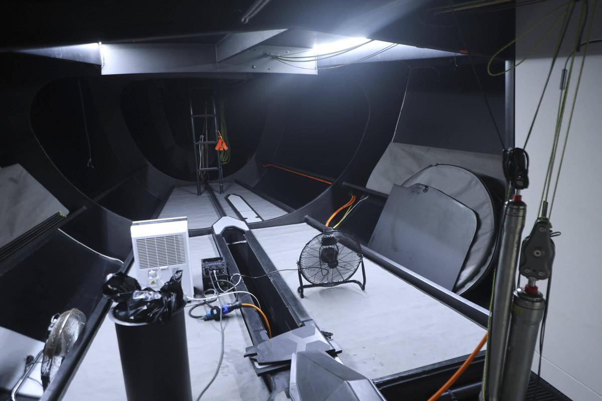 Interior de un barco de competición en construcción, en la base de King Marine.