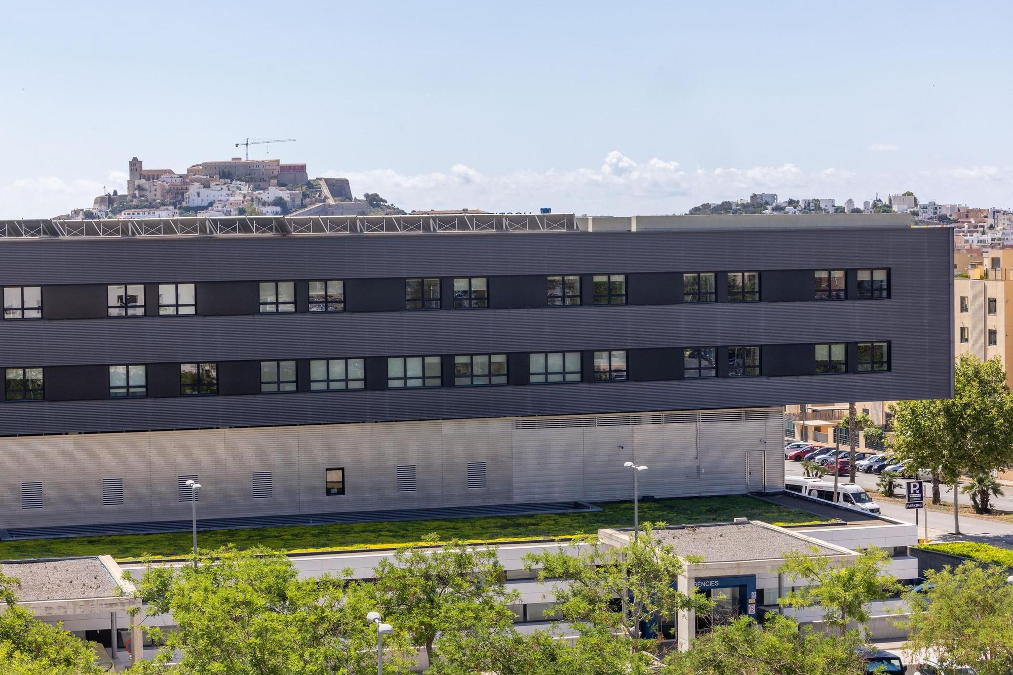 Hospital Can Misses con Dalt Vila de fondo.