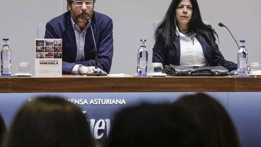 Javier Jové y Patricia Carrera, ayer en el Club Prensa Asturiana.